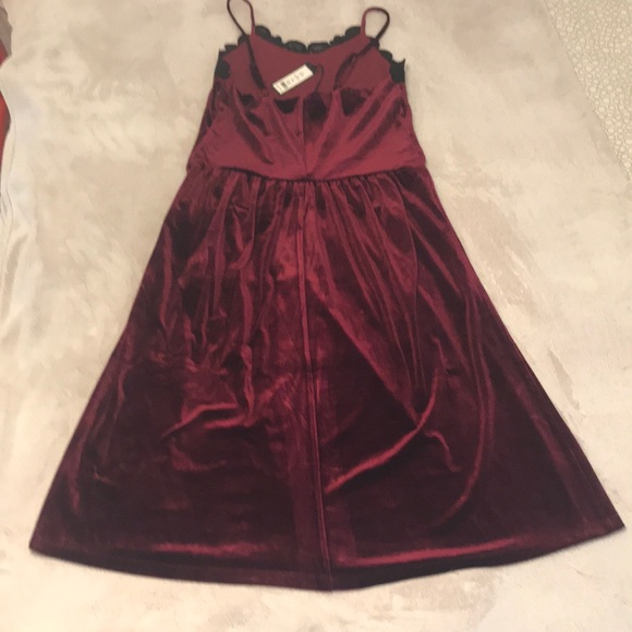 Velvet dress with adjustable straps - Picture 7 of 7